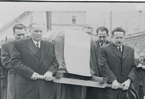 Tito i Kardelj nose kovceg